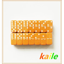 Doppel sechs orange Domino mit Holzkiste